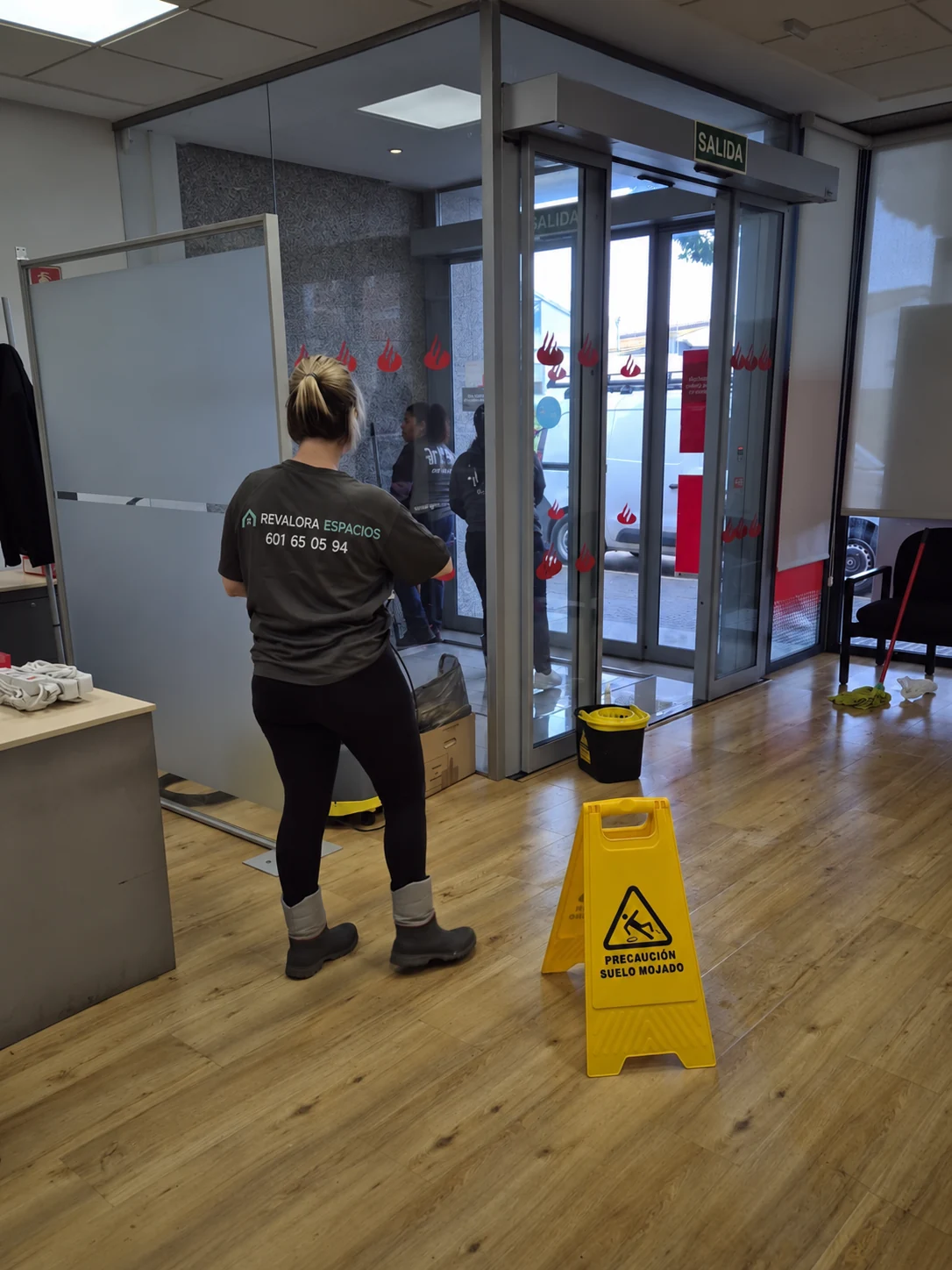 Limpieza de puertas de cristal en un acceso comercial