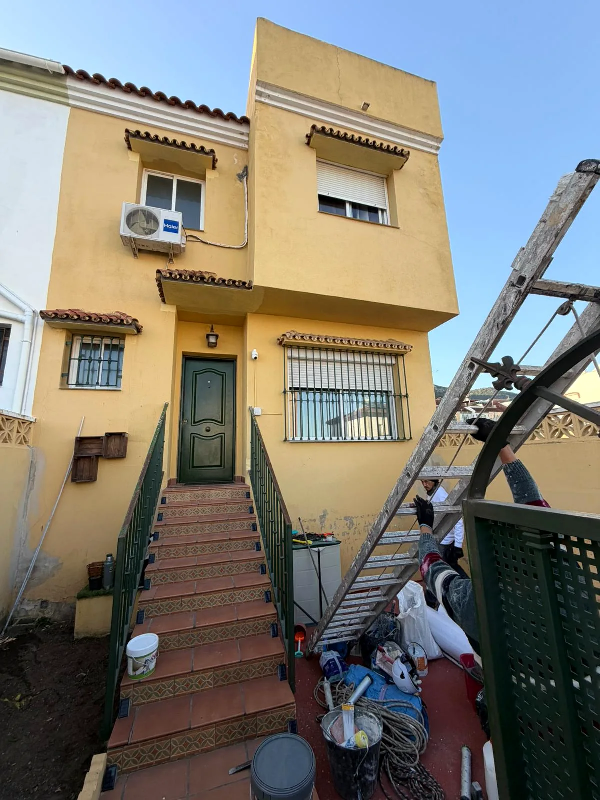 Pintura exterior y rehabilitación de vivienda en Málaga antes