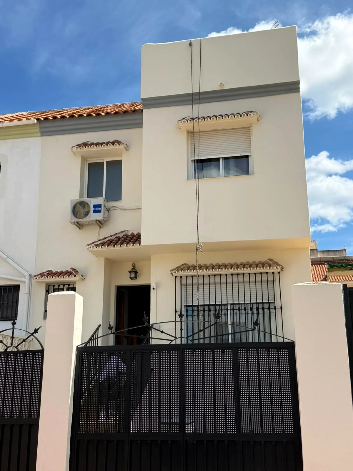 Fachada de una vivienda rehabilitada y pintada por REVALORA en Málaga