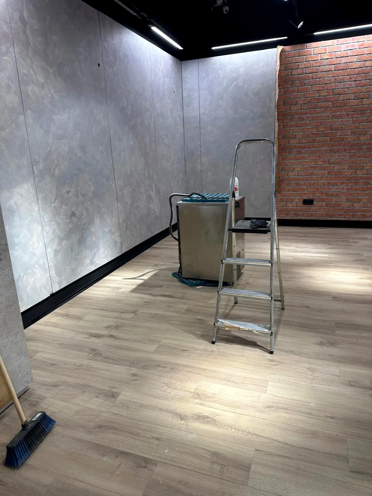 Trabajos durante la reforma integral de un local comercial en Barcelona