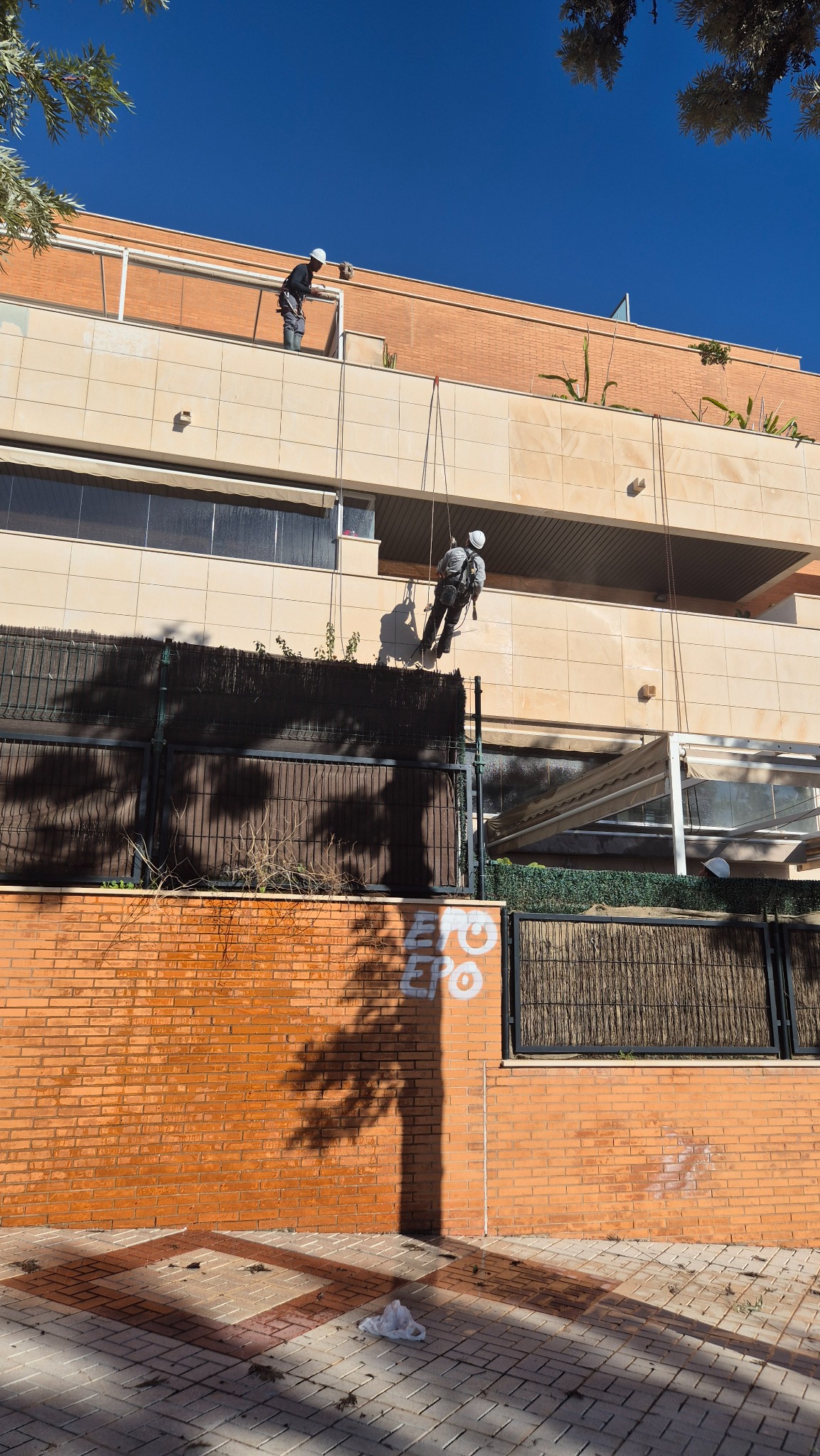 Trabajos reales de acceso vertical para reparación de fachada en Málaga