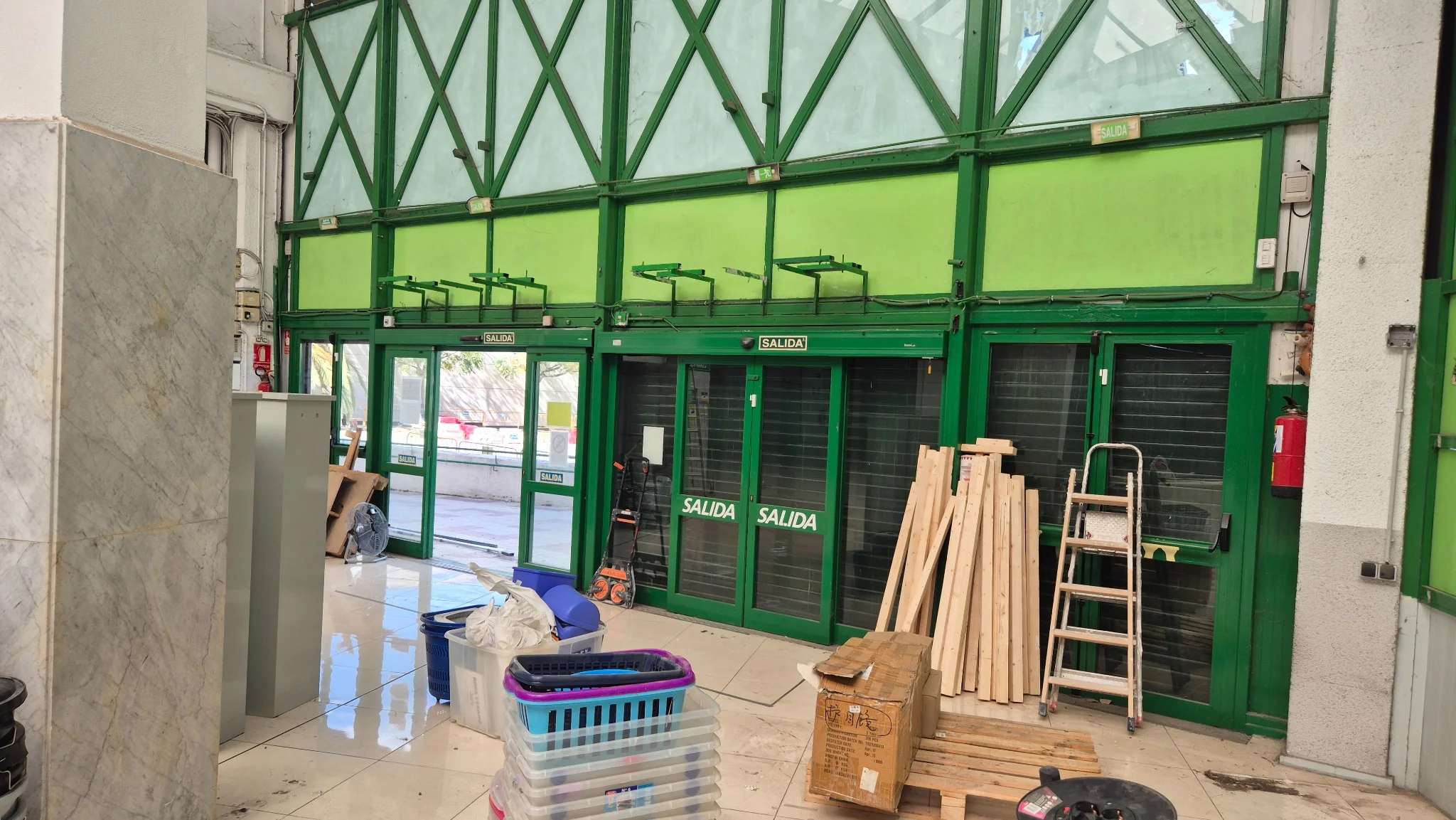 Acceso de gran superficie comercial en Málaga durante los trabajos de limpieza