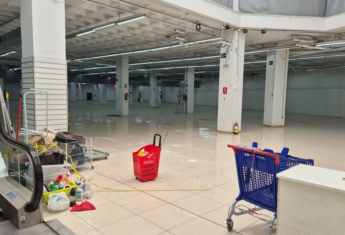 Limpieza posterior a obra en gran superficie comercial de Málaga