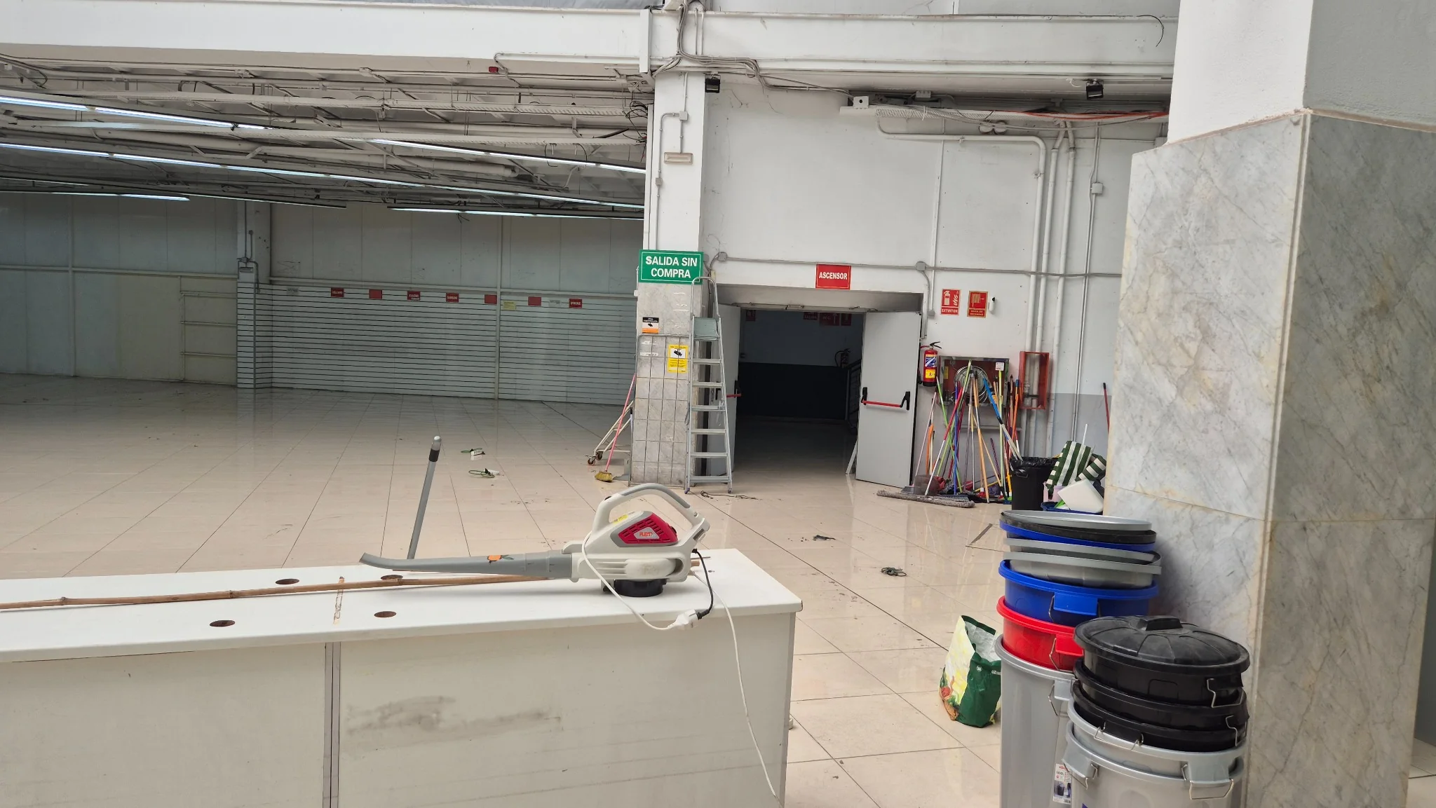 Vista interior de una gran superficie comercial de Málaga durante su limpieza