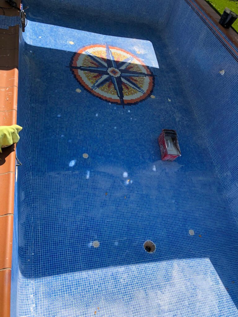 Vista del mosaico de gresite durante la intervención en el vaso de piscina.
