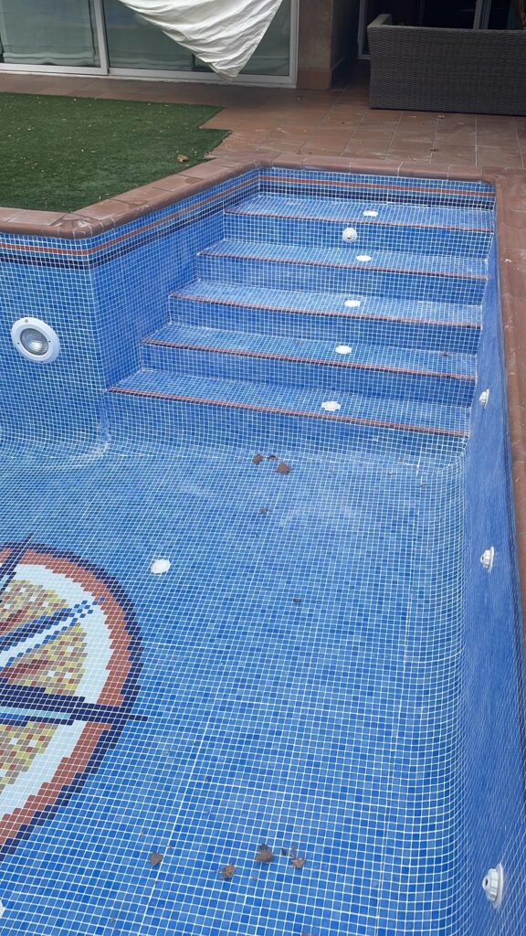 Detalle de las escaleras de gresite durante los trabajos de rejuntado.